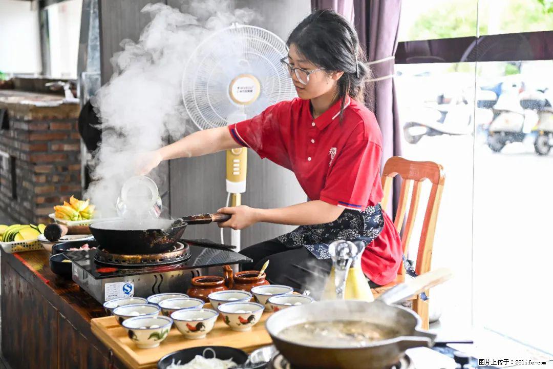 全网追的“扁担女孩”，找了一份暑假工，时薪12元 - 庆阳生活资讯 - 庆阳28生活网 qingyang.28life.net